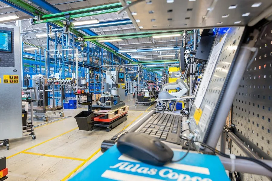 Puesto de trabajo con pantalla en planta de Atlas Copco